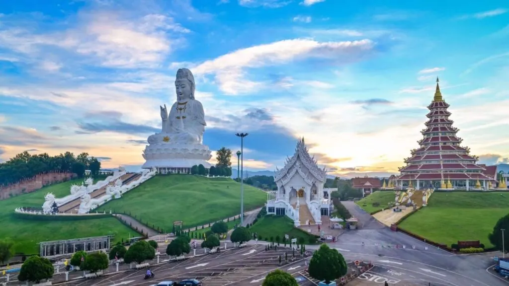 Discover the Red Temple and enjoy panoramic views from the giant Buddha with Chiangmai to Chiangrai Tour