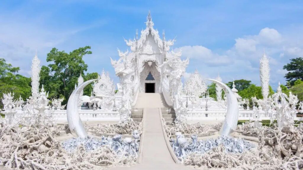 Iconic front view of the White Temple in Chiang Rai - A must-see destination on the Chiang Mai to Chiang Rai tour.