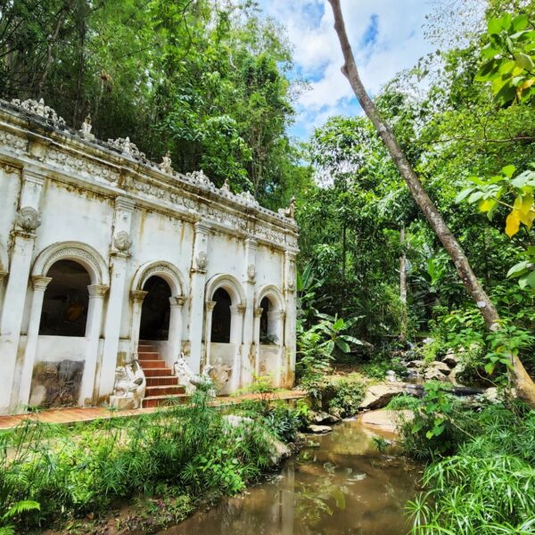 Peaceful Wat Pha Lat temple Chiang Mai tour