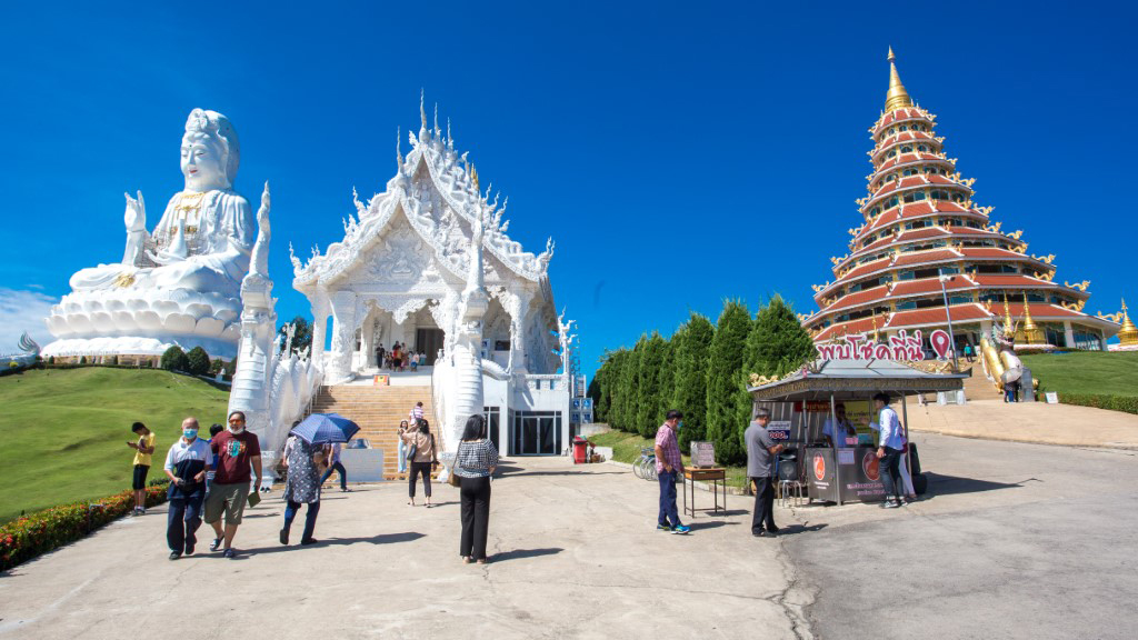 A private tour from Chiangmai to Chiangrai to visit Red Temple