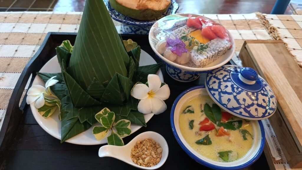 Traditional Thai lunch beautifully served during a Chiang Mai meditation retreat.